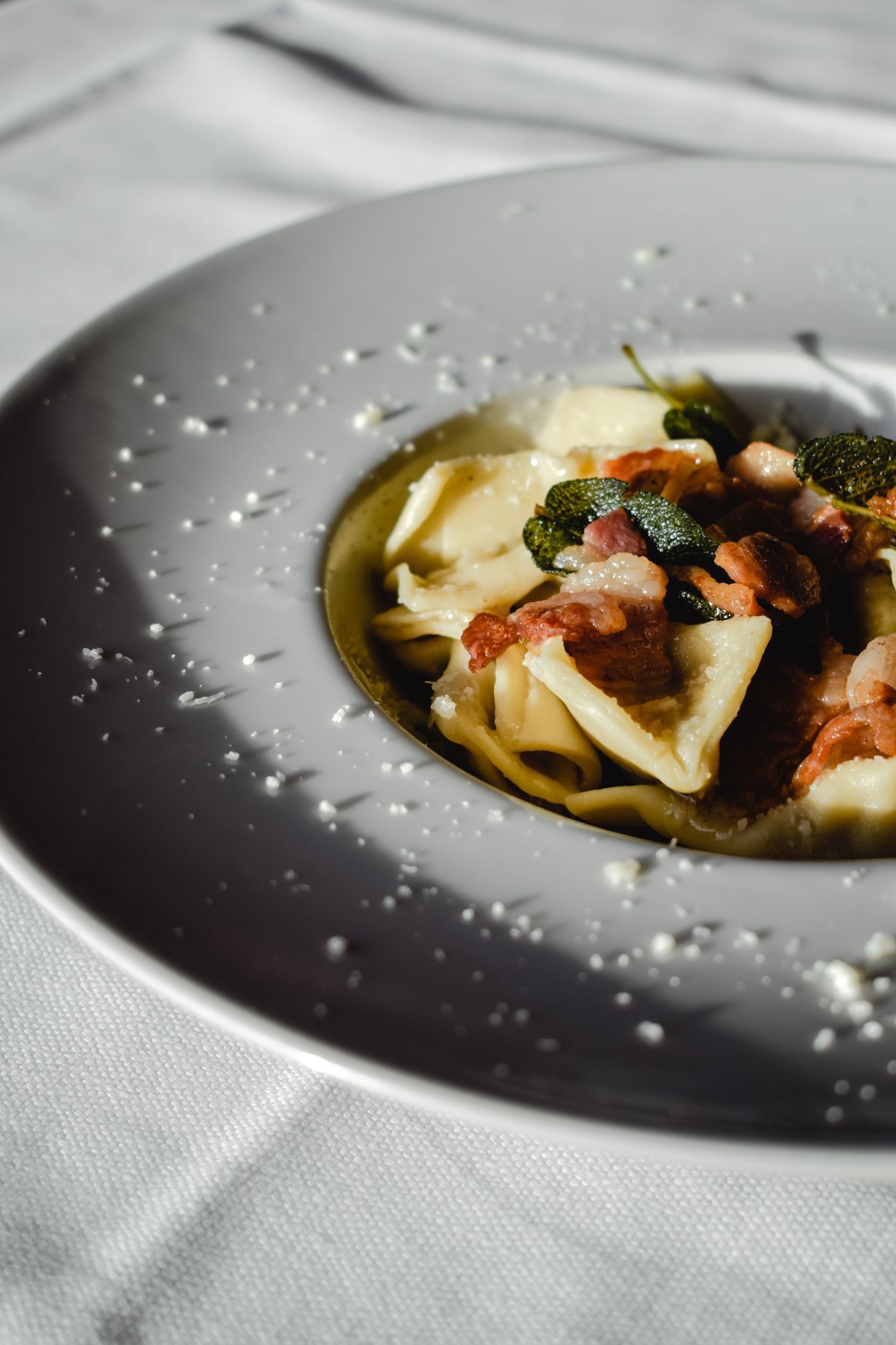 Pasta ripiena con sugo d’arrosto e salvia
